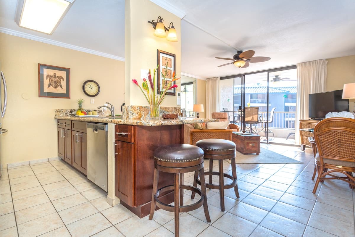 Condo in Kailua-Kona · ★4.77 · 1 bedroom · 2 beds · 1 bath - Photo 1