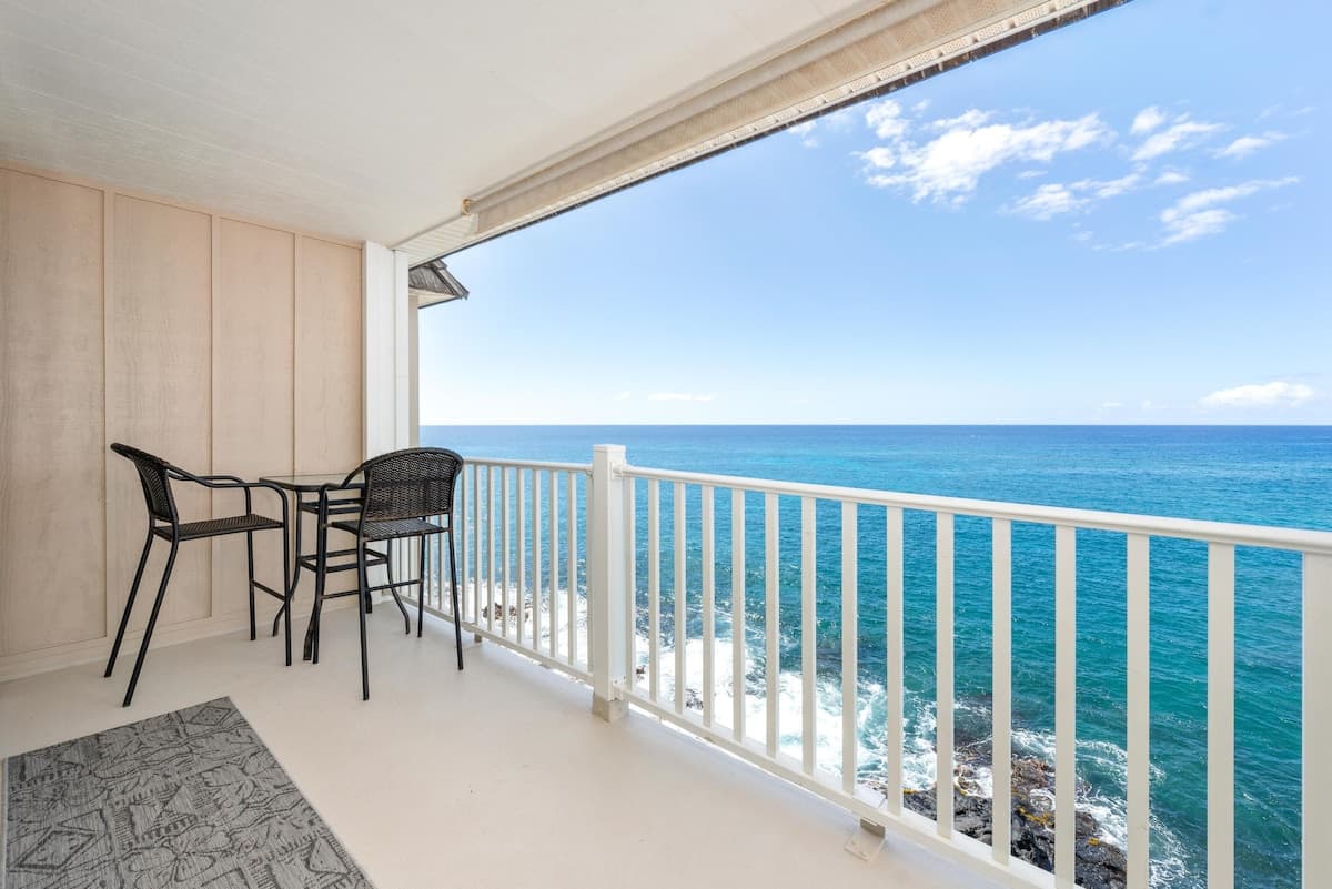Condo in Kailua-Kona · ★4.52 · 1 bedroom · 2 beds · 1 bath - Photo 1