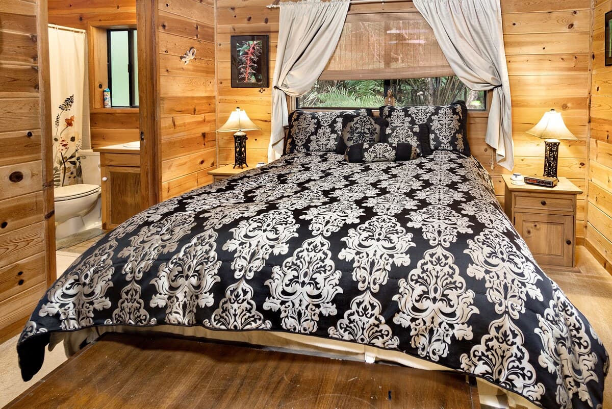 Home in Volcano · ★4.43 · 3 bedrooms · 5 beds · 2 private baths - Photo 2