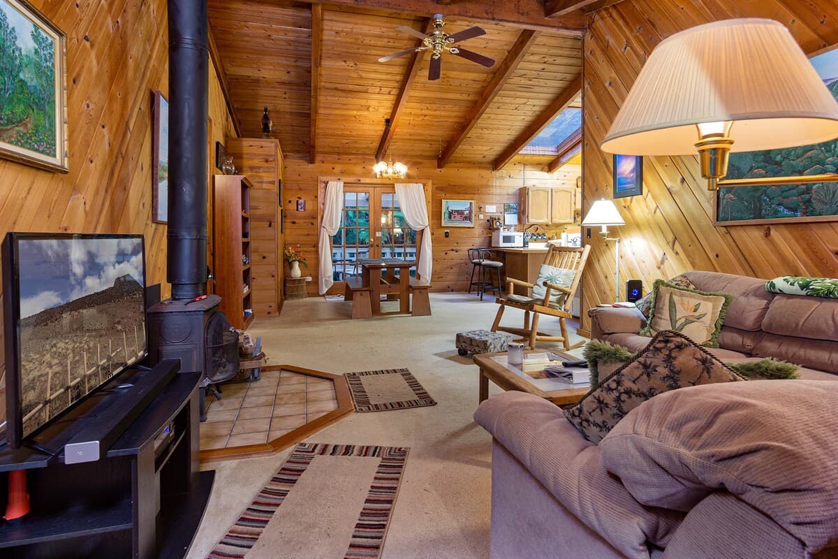 Home in Volcano · ★4.43 · 3 bedrooms · 5 beds · 2 private baths - Photo 5