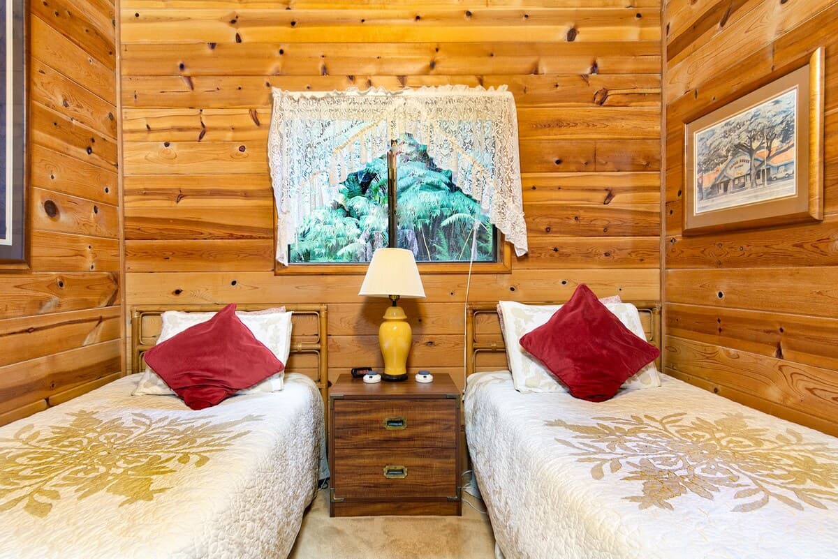 Home in Volcano · ★4.43 · 3 bedrooms · 5 beds · 2 private baths - Photo 4