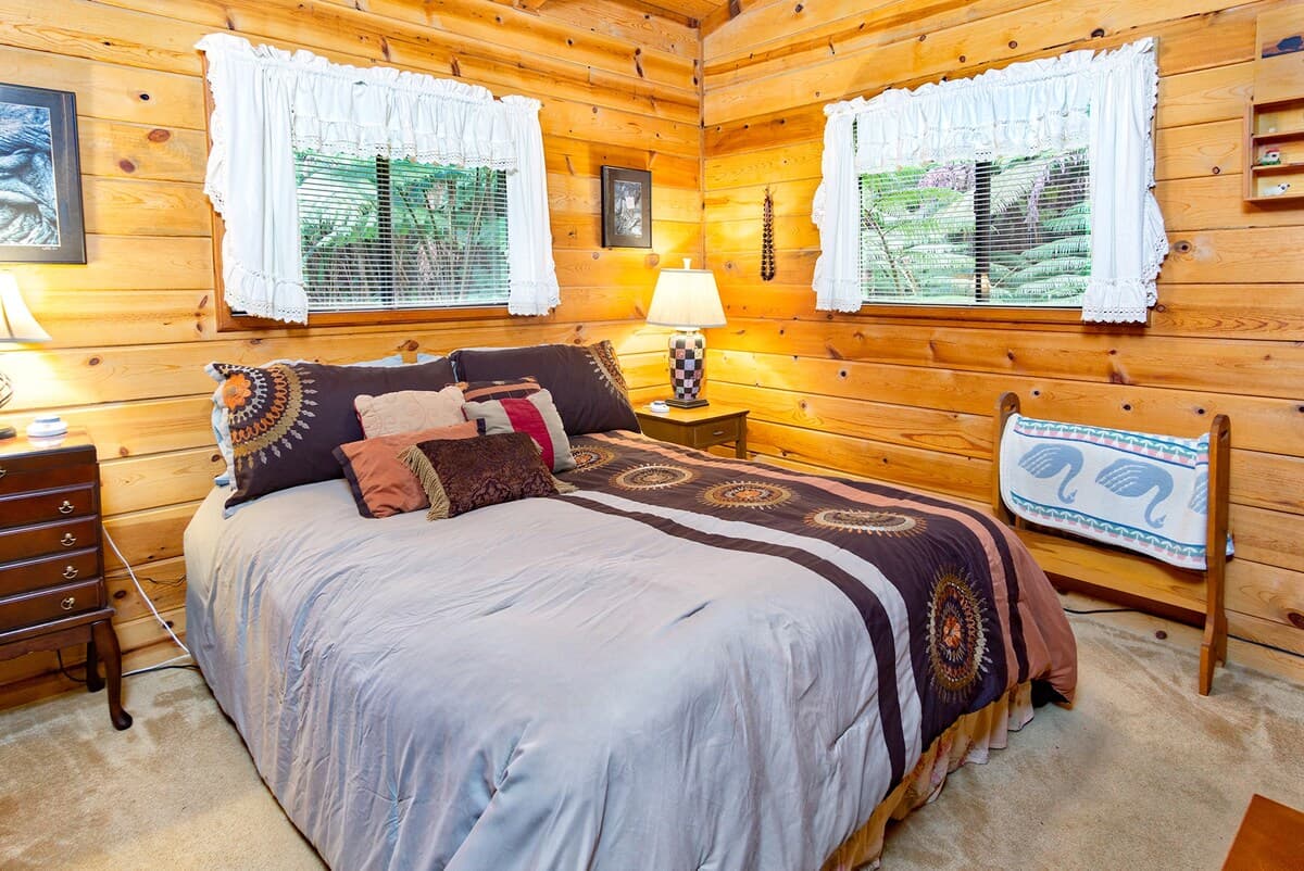 Home in Volcano · ★4.43 · 3 bedrooms · 5 beds · 2 private baths - Photo 3