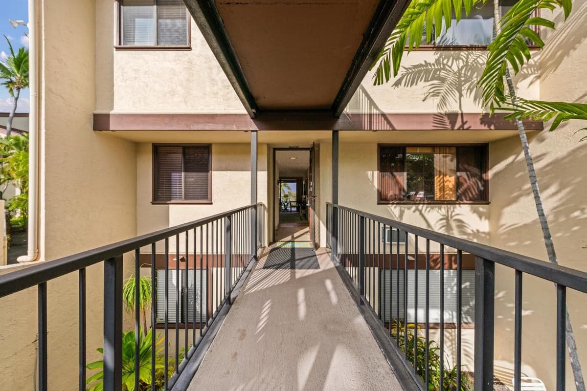 Condo in Kailua-Kona · ★4.7 · 2 bedrooms · 2 beds · 2 baths - Photo 2