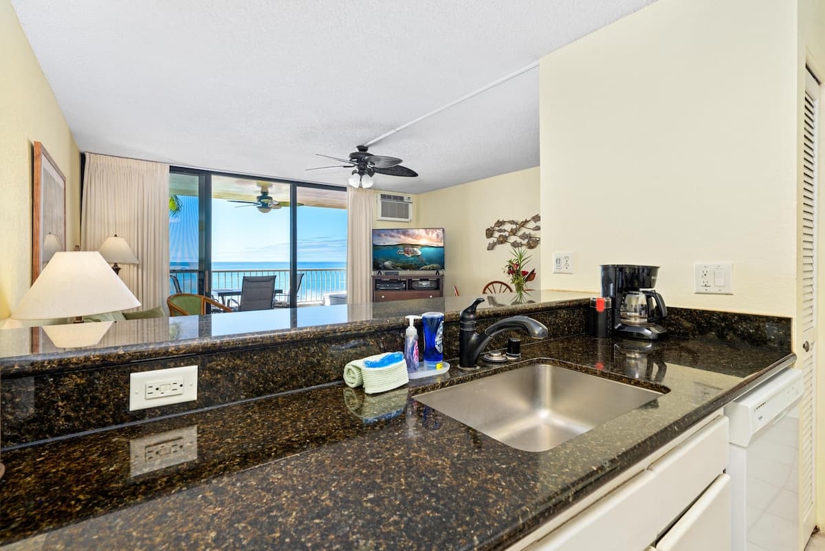 Condo in Kailua-Kona · ★4.68 · 1 bedroom · 2 beds · 1 bath - Photo 5