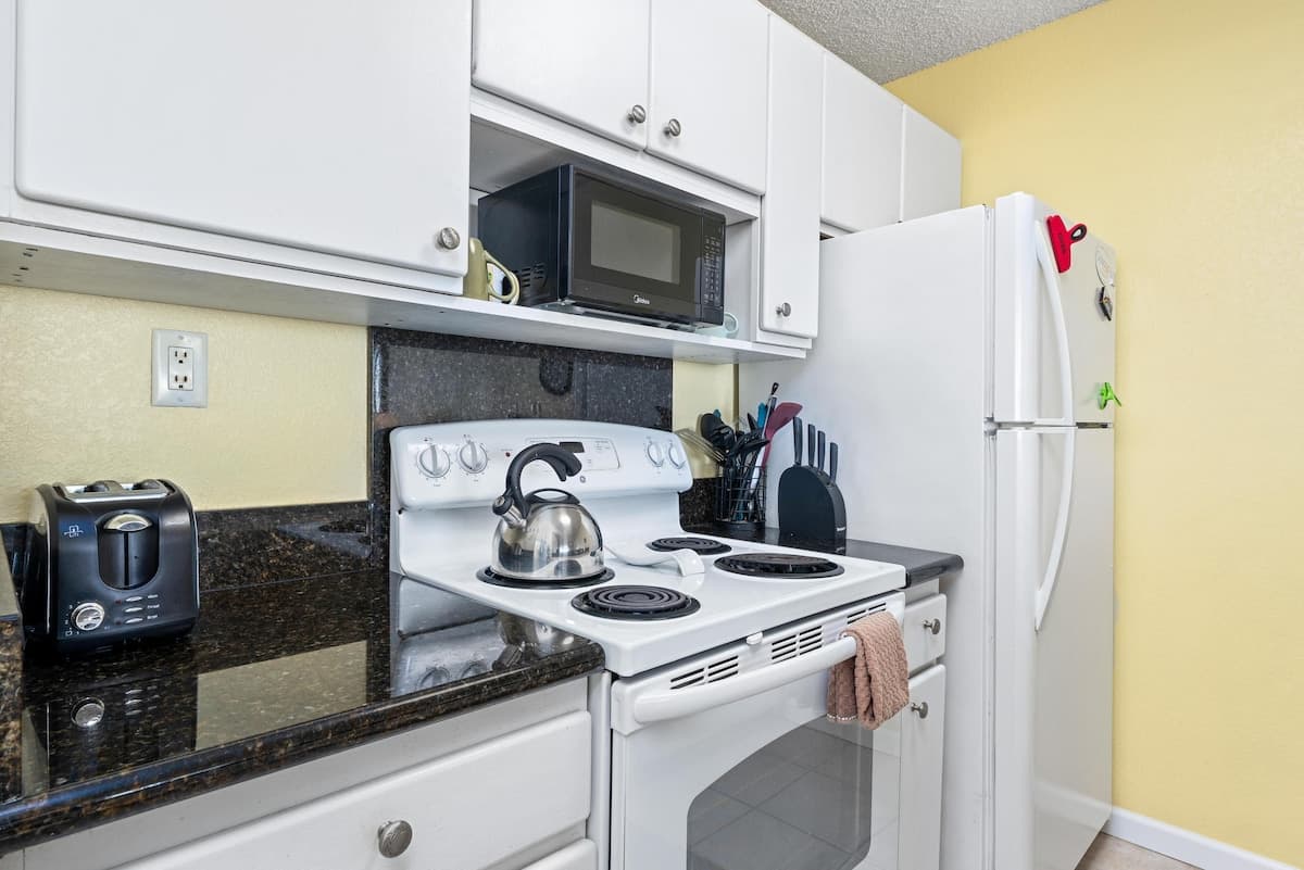 Condo in Kailua-Kona · ★4.68 · 1 bedroom · 2 beds · 1 bath - Photo 2