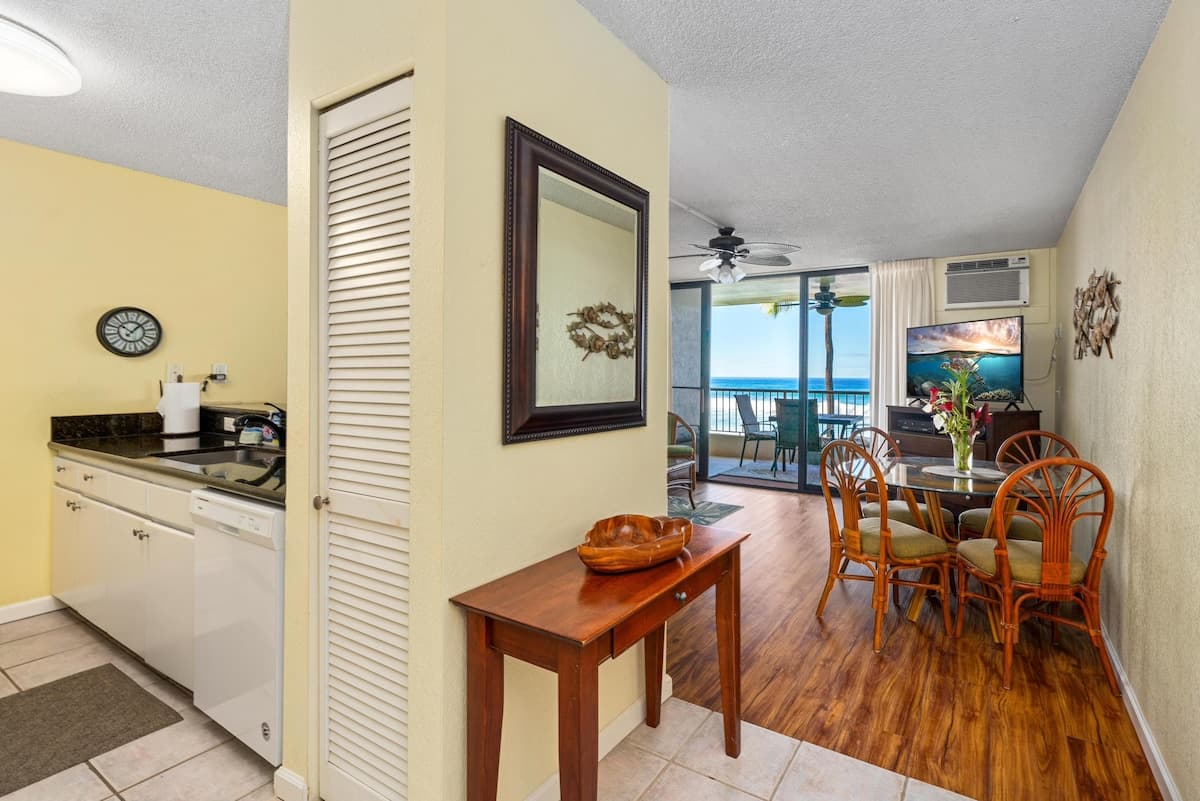 Condo in Kailua-Kona · ★4.68 · 1 bedroom · 2 beds · 1 bath - Photo 4