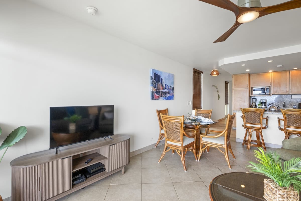 Condo in Lahaina · ★4.77 · 1 bedroom · 2 beds · 1 private bath - Photo 4