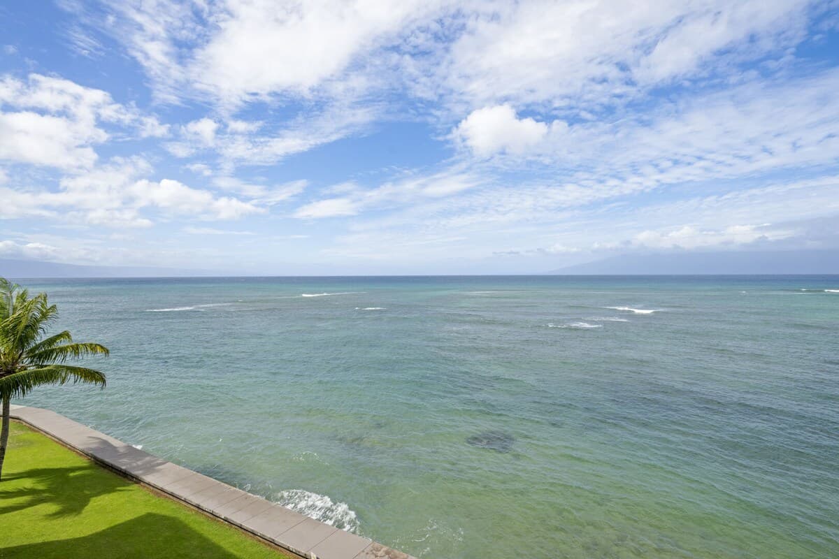 Condo in Lahaina · ★4.77 · 1 bedroom · 2 beds · 1 private bath - Photo 2