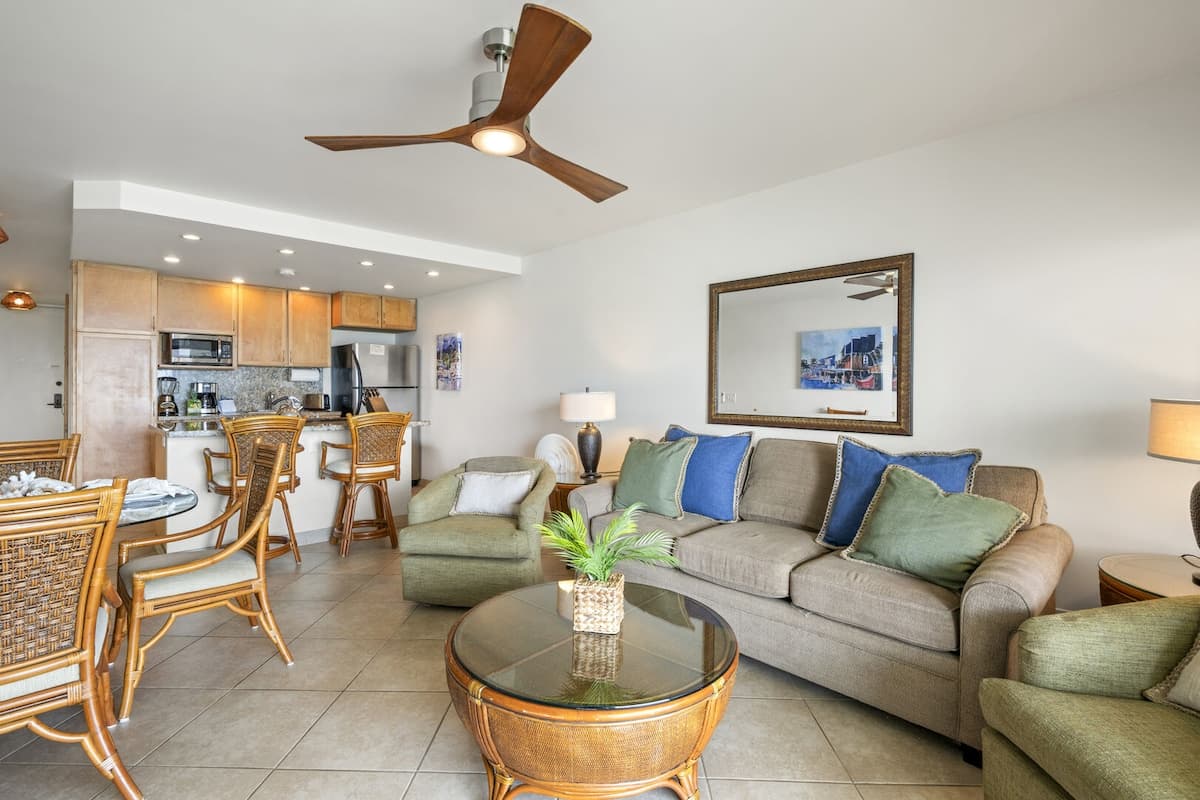 Condo in Lahaina · ★4.77 · 1 bedroom · 2 beds · 1 private bath - Photo 3