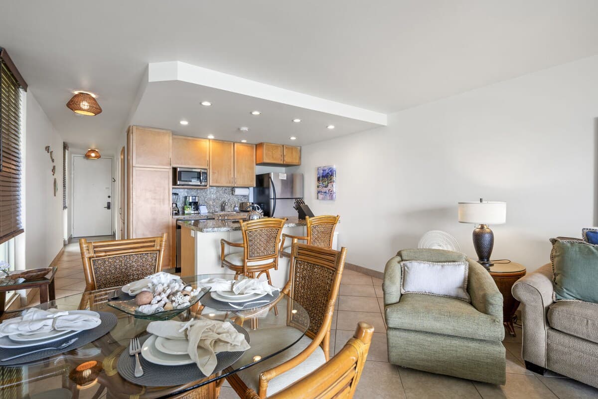 Condo in Lahaina · ★4.77 · 1 bedroom · 2 beds · 1 private bath - Photo 5