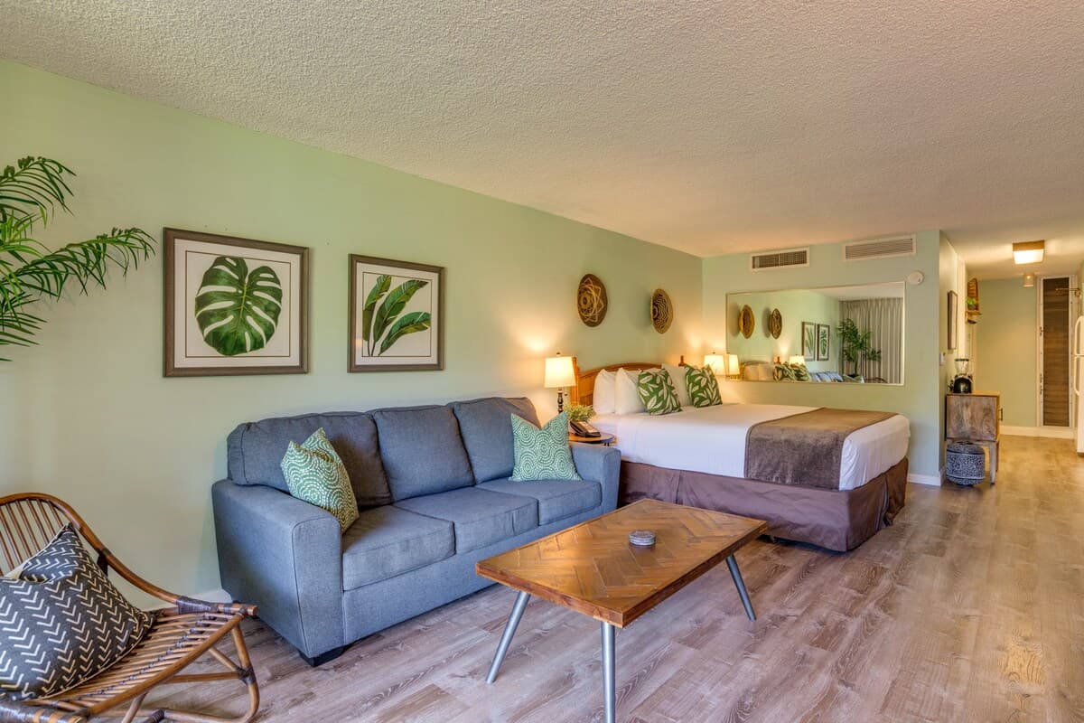 Condo in Lahaina · ★4.54 · Studio · 2 beds · 1 bath - Photo 2