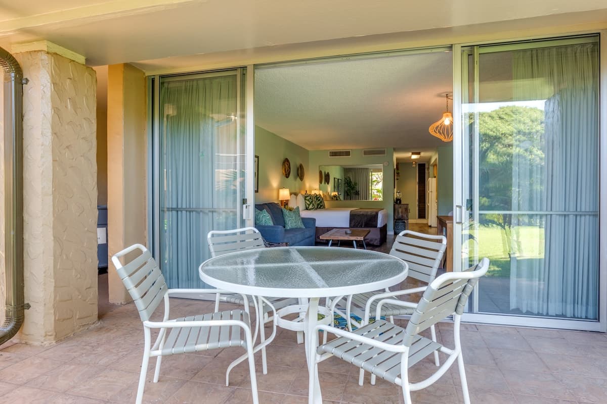 Condo in Lahaina · ★4.54 · Studio · 2 beds · 1 bath - Photo 5