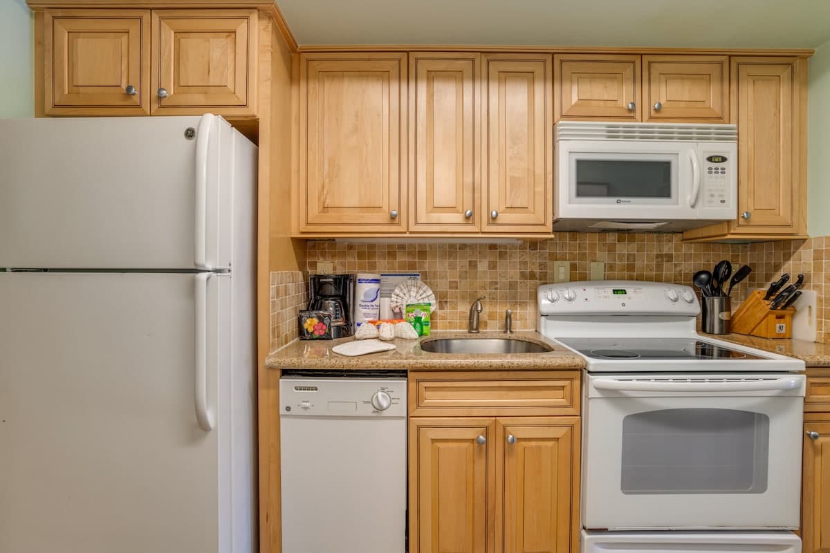 Condo in Lahaina · ★4.54 · Studio · 2 beds · 1 bath - Photo 3