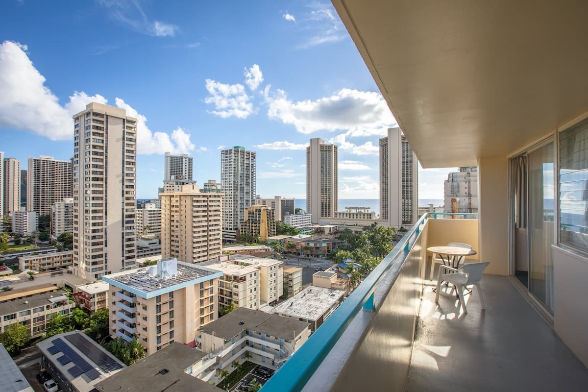 Condo in Honolulu · ★4.75 · 1 bedroom · 2 beds · 1 shared bath - Photo 1