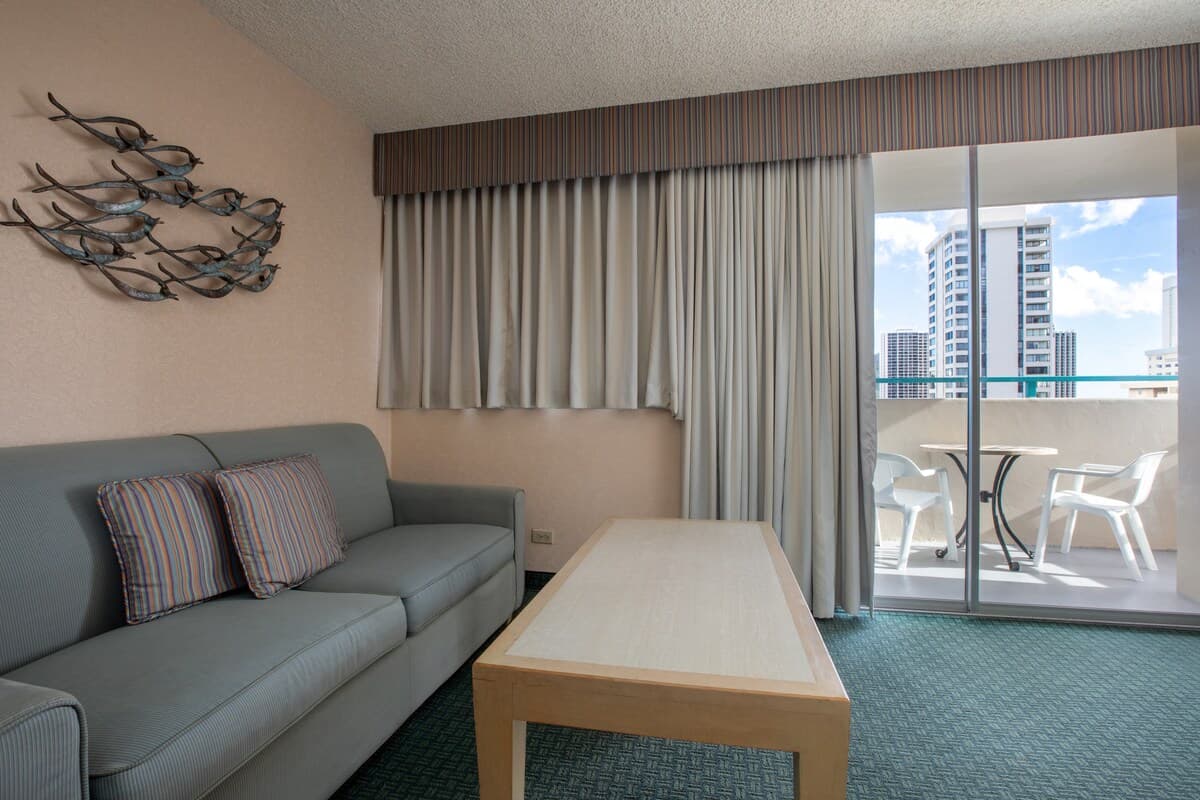 Condo in Honolulu · ★4.75 · 1 bedroom · 2 beds · 1 shared bath - Photo 4
