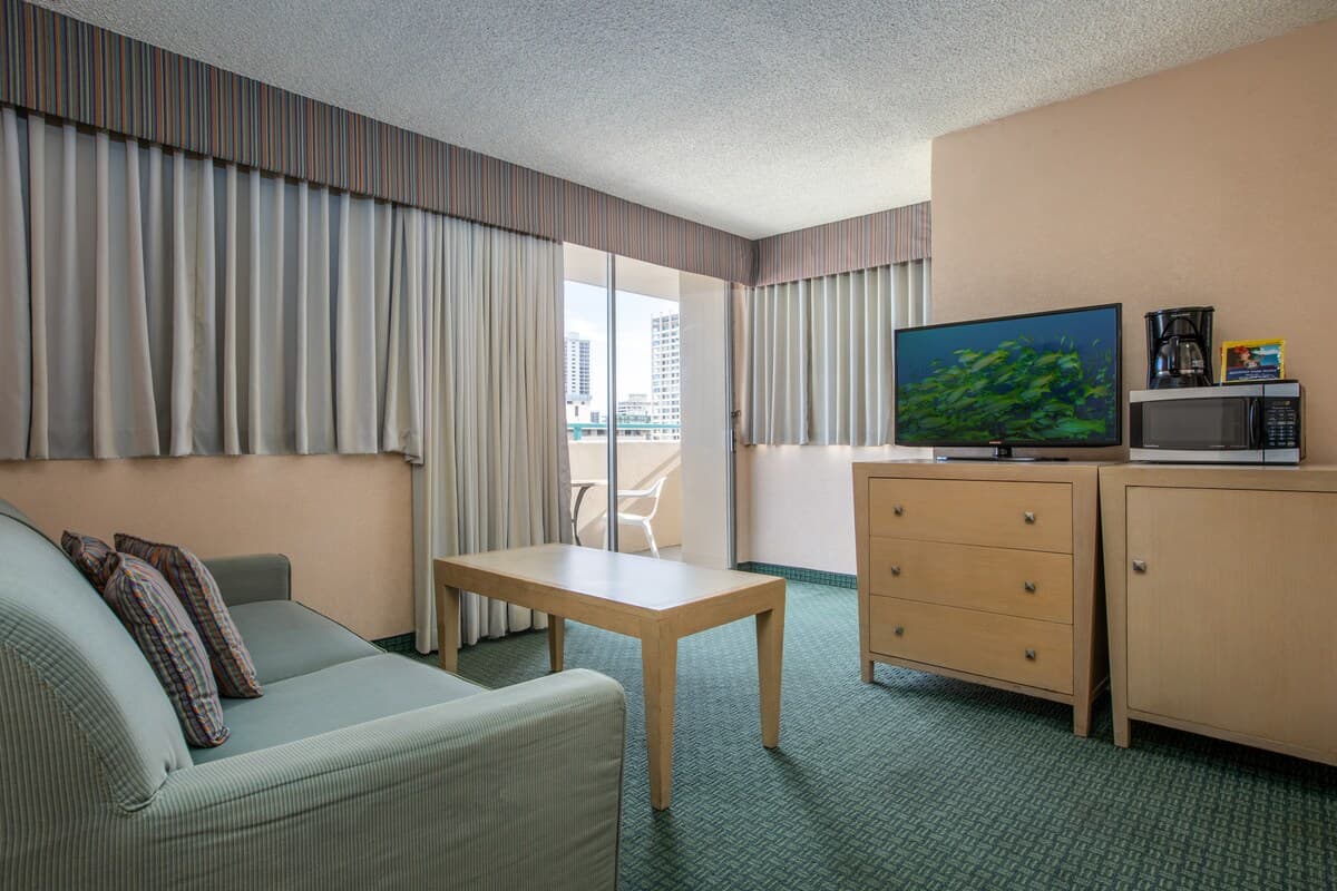 Condo in Honolulu · ★4.75 · 1 bedroom · 2 beds · 1 shared bath - Photo 2