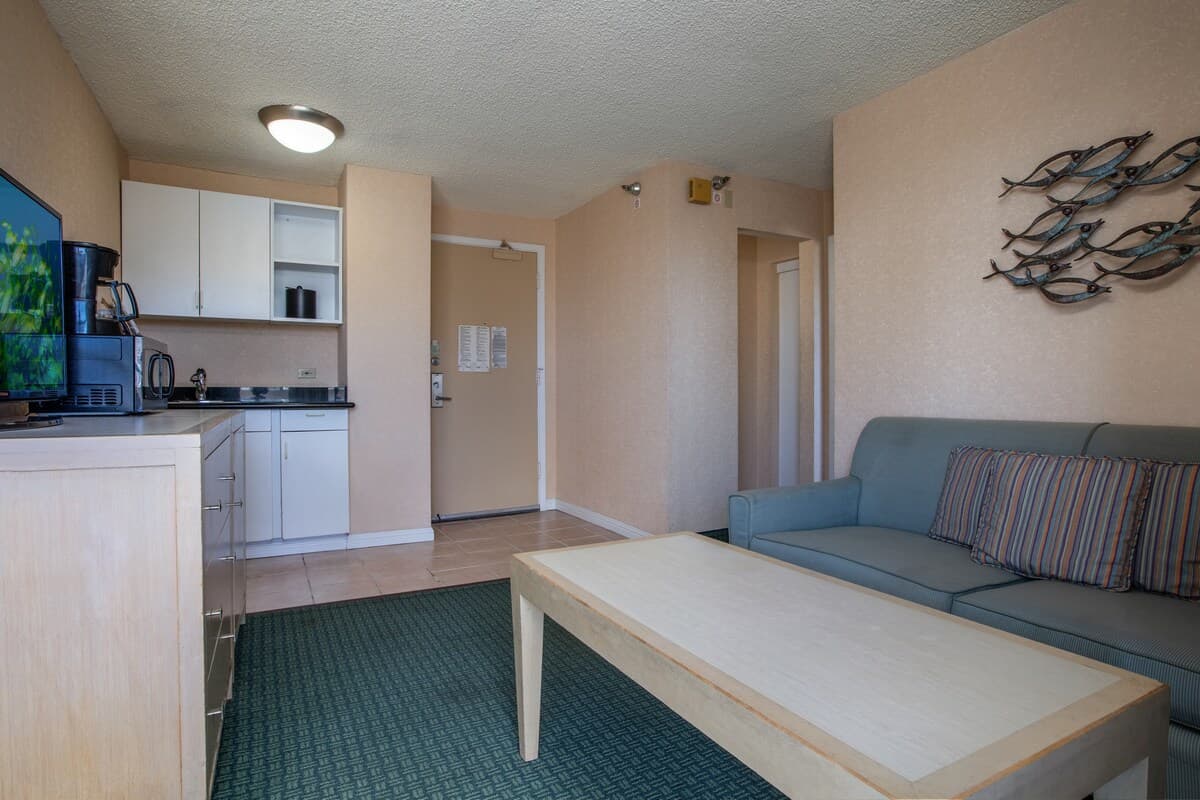 Condo in Honolulu · ★4.75 · 1 bedroom · 2 beds · 1 shared bath - Photo 5