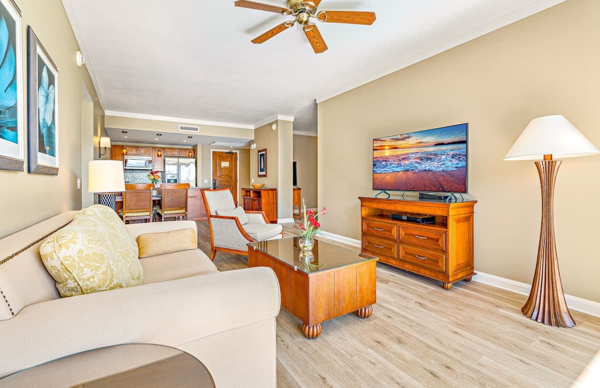 Condo in Lahaina · ★4.44 · 1 bedroom · 3 beds · 1 bath - Photo 4
