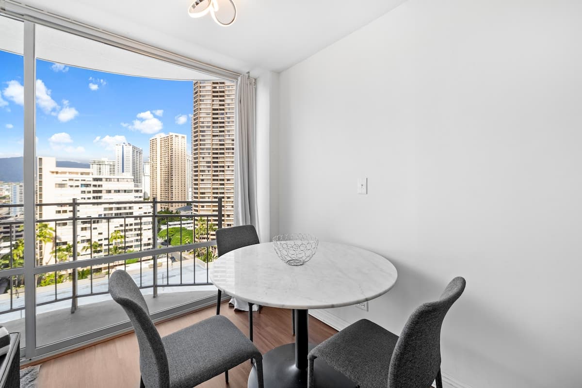 Stunning Waikiki Studio - 5 Star Location! - Photo 2