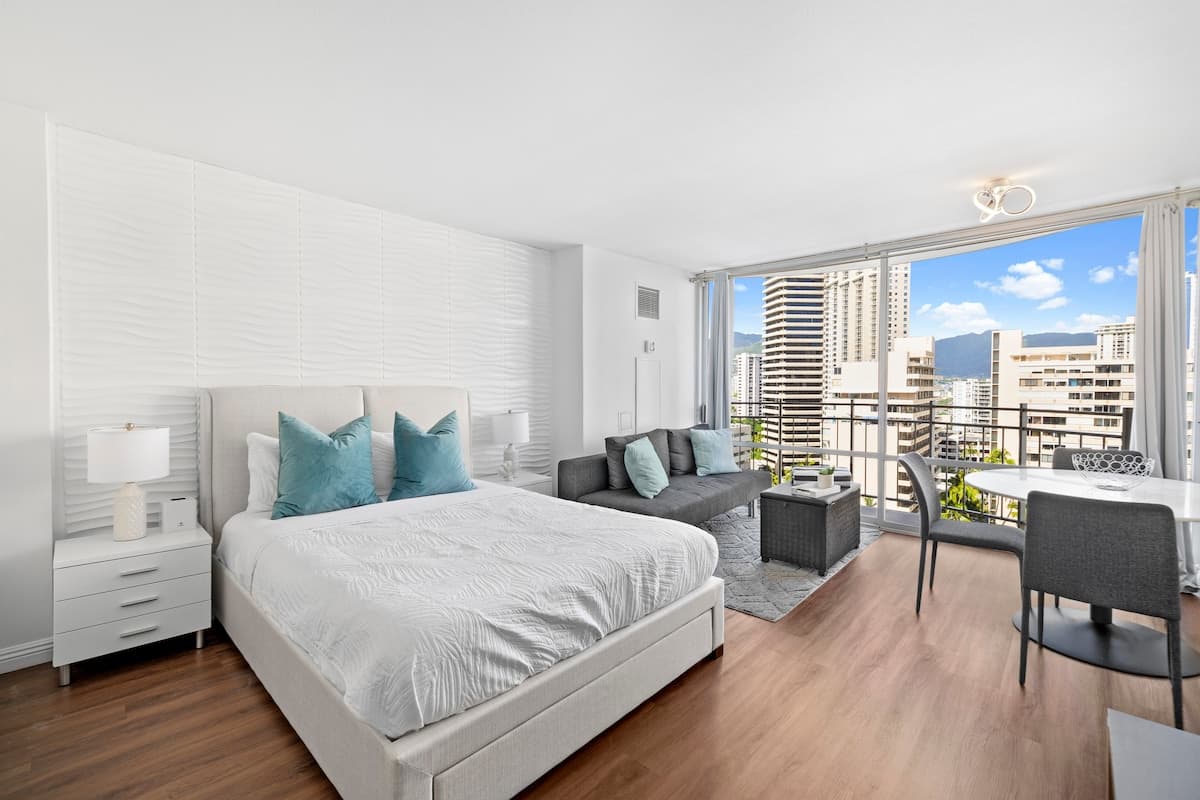 Stunning Waikiki Studio - 5 Star Location! - Photo 1