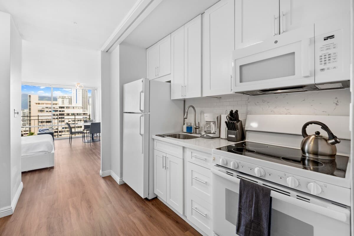 Stunning Waikiki Studio - 5 Star Location! - Photo 3