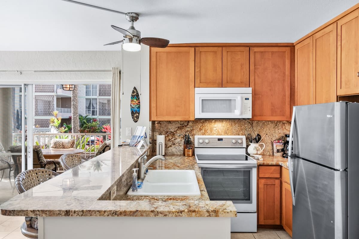 Condo in Kailua-Kona · ★4.85 · 1 bedroom · 2 beds · 1 private bath - Photo 5