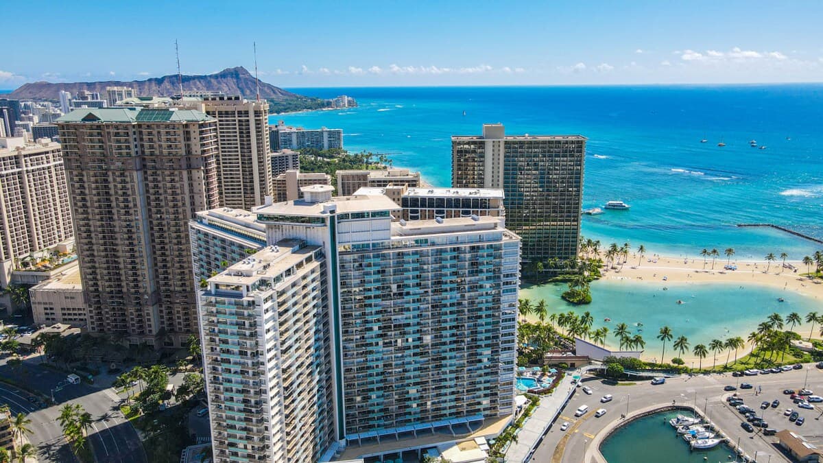 Condo in Honolulu · ★4.94 · 1 bedroom · 1 bed · 1 private bath - Photo 3