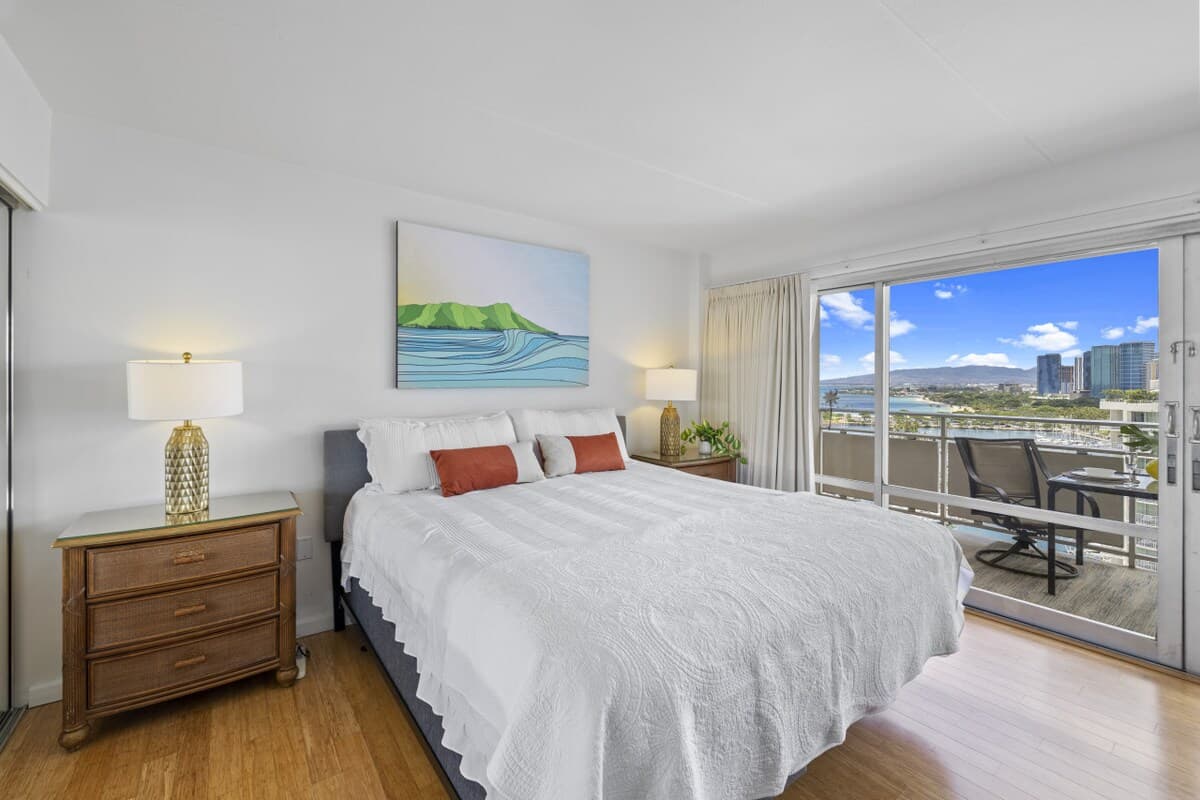 Condo in Honolulu · ★4.94 · 1 bedroom · 1 bed · 1 private bath - Photo 2