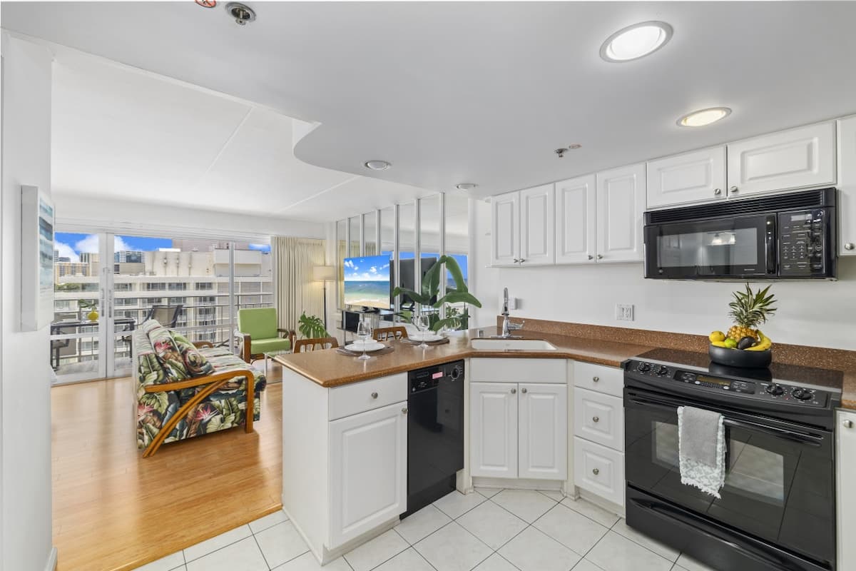 Condo in Honolulu · ★4.94 · 1 bedroom · 1 bed · 1 private bath - Photo 5