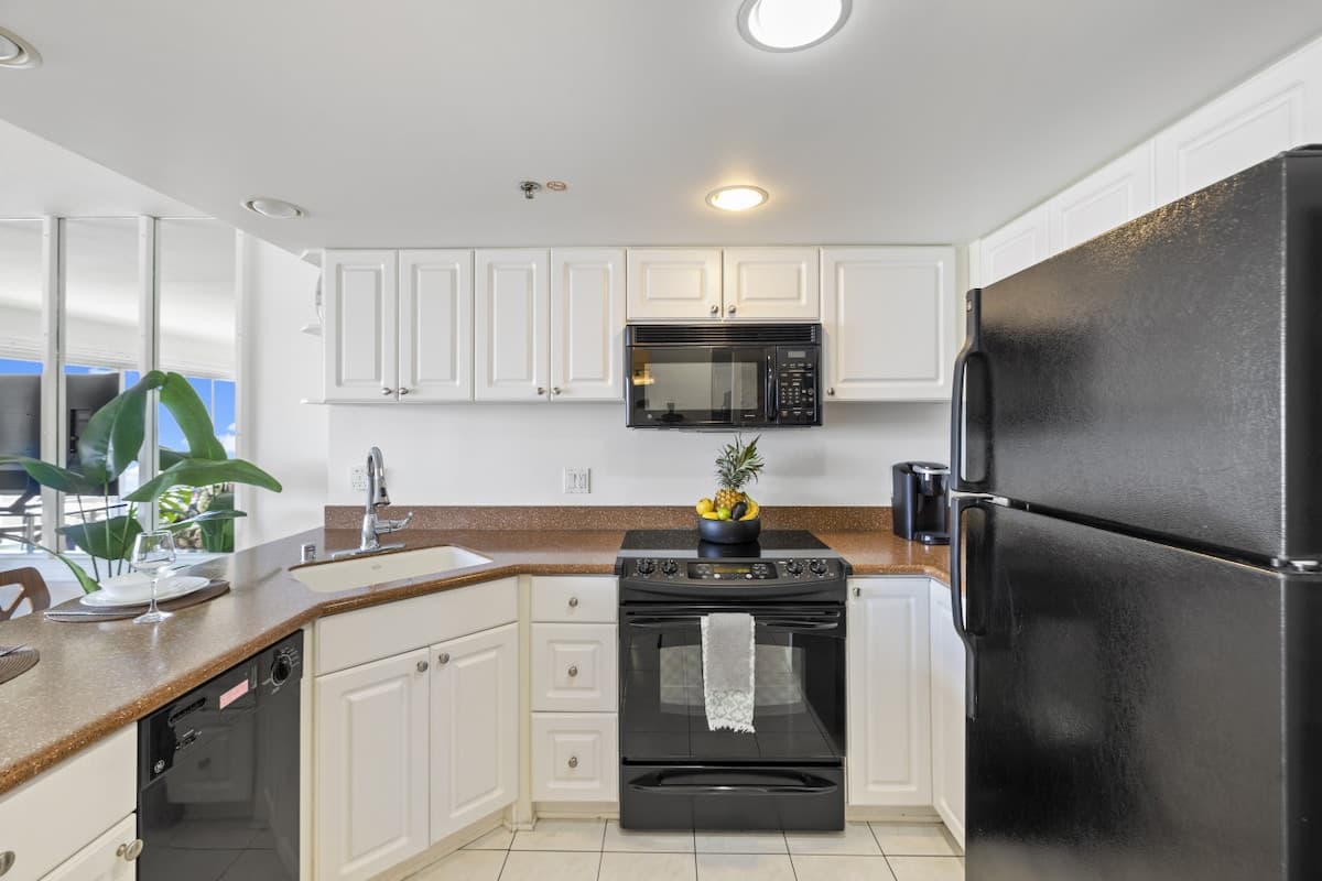 Condo in Honolulu · ★4.94 · 1 bedroom · 1 bed · 1 private bath - Photo 4