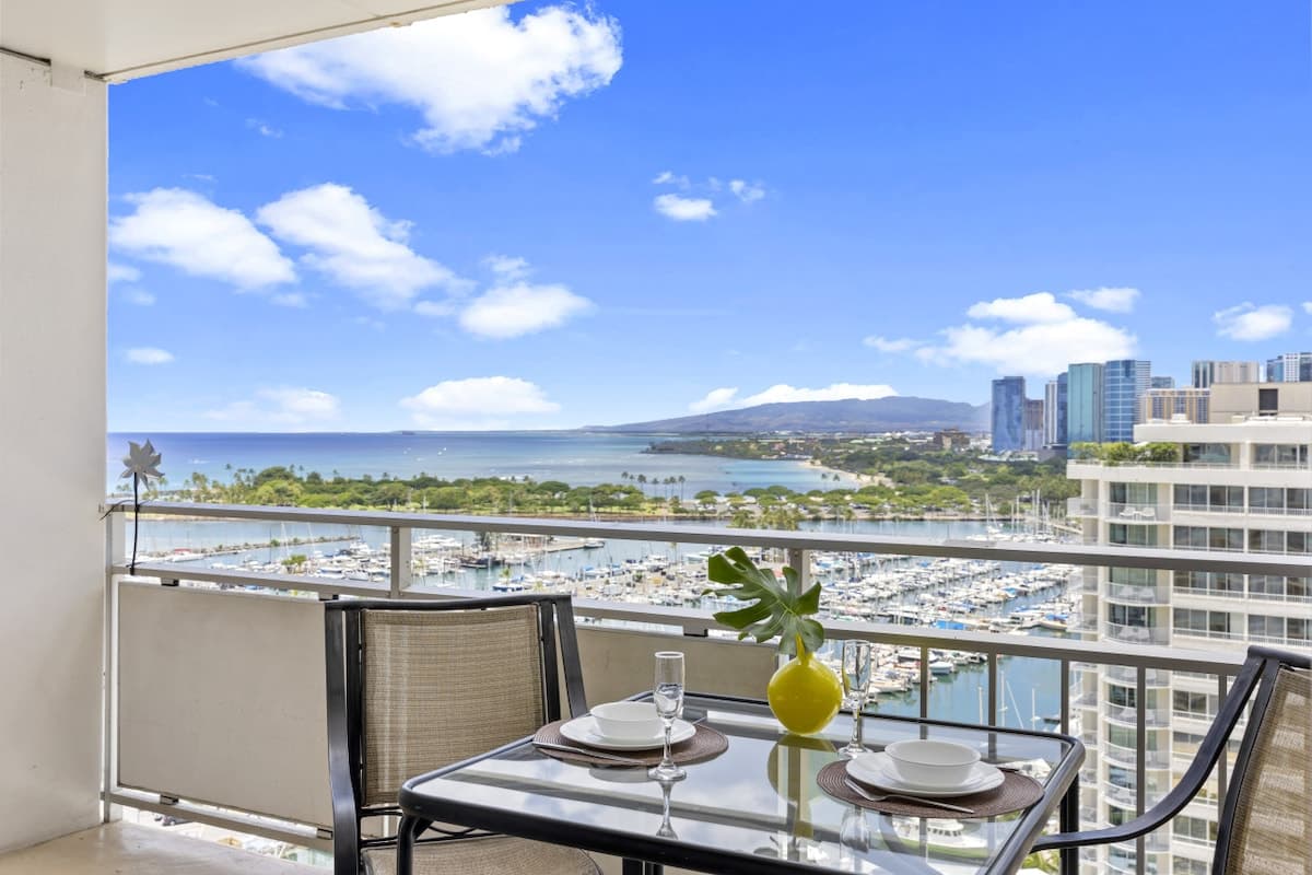 Condo in Honolulu · ★4.94 · 1 bedroom · 1 bed · 1 private bath - Photo 1