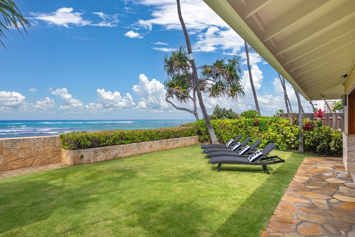 Home in Honolulu · ★4.89 · 3 bedrooms · 4 beds · 3.5 shared baths - Photo 1