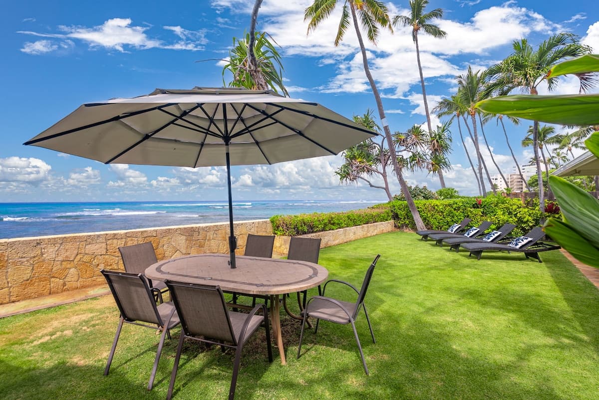 Home in Honolulu · ★4.89 · 3 bedrooms · 4 beds · 3.5 shared baths - Photo 4