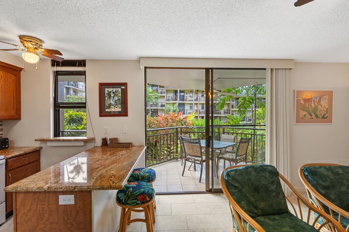 Condo in Kailua-Kona · ★4.63 · 1 bedroom · 2 beds · 1 private bath - Photo 4