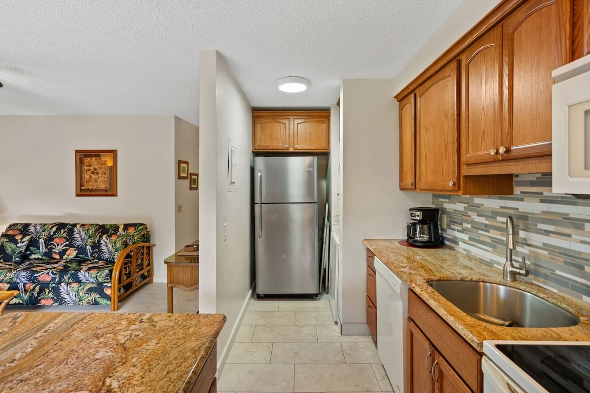 Condo in Kailua-Kona · ★4.63 · 1 bedroom · 2 beds · 1 private bath - Photo 5