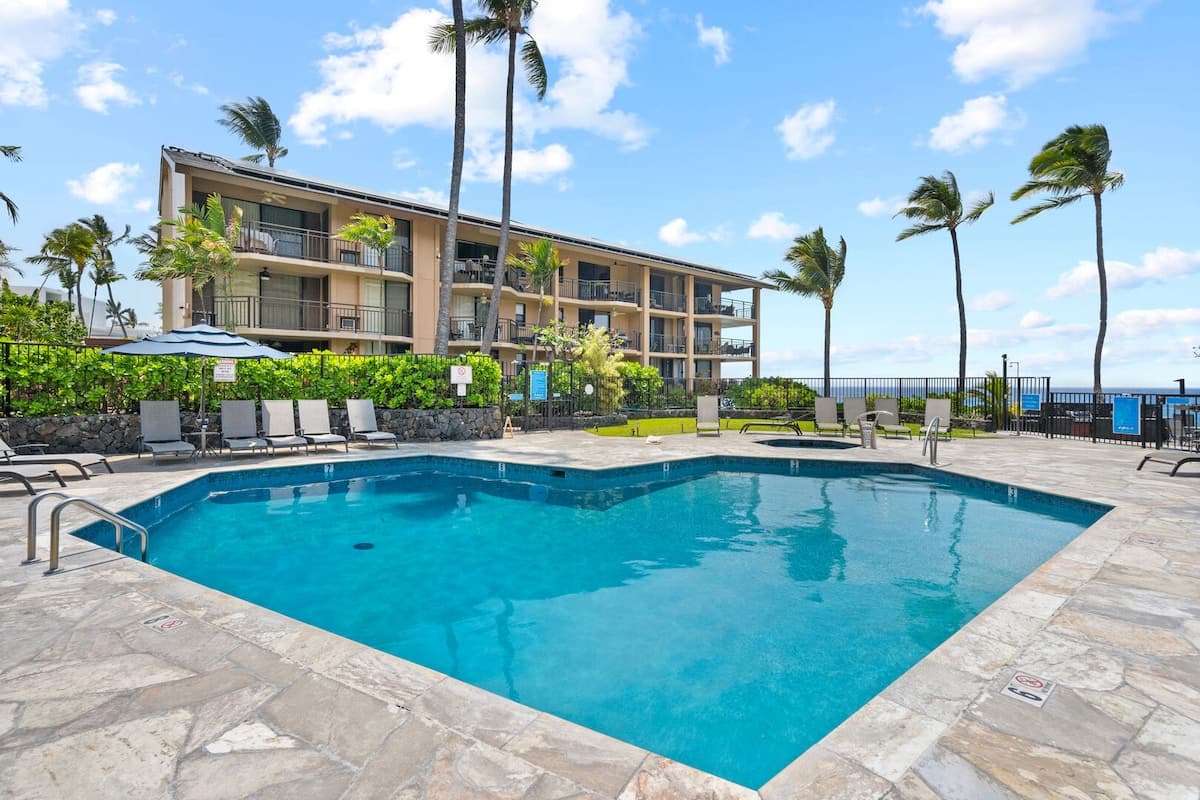 Condo in Kailua-Kona · ★4.63 · 1 bedroom · 2 beds · 1 private bath - Photo 2