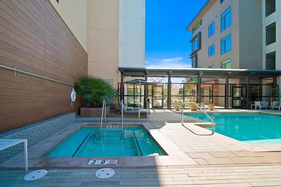 Rooftop Terrace, BBQ & Pool Onsite! nr Dining - Photo 1