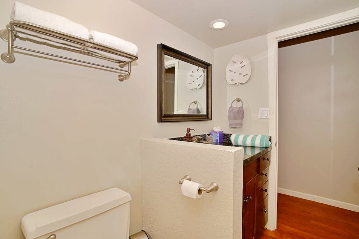 Condo in Lahaina · ★4.86 · 1 bedroom · 2 beds · 1 private bath - Photo 4