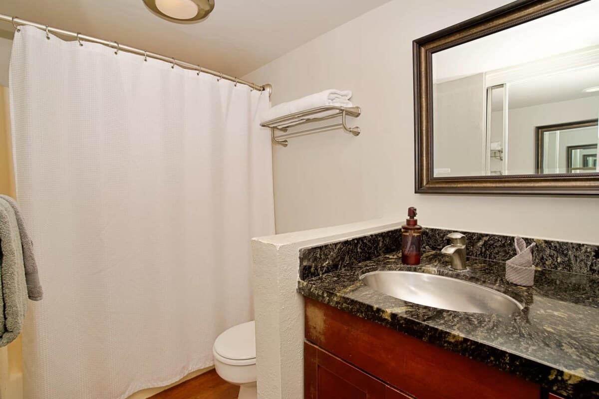 Condo in Lahaina · ★4.86 · 1 bedroom · 2 beds · 1 private bath - Photo 5