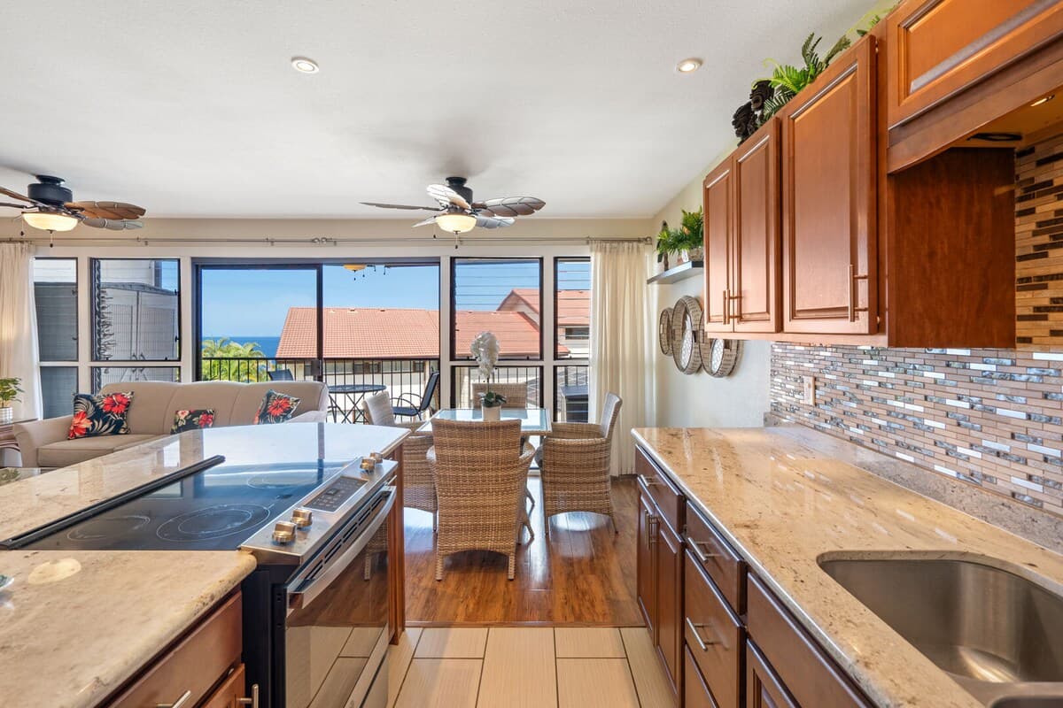 Condo in Kailua-Kona · ★4.8 · 2 bedrooms · 2 beds · 2 private baths - Photo 5
