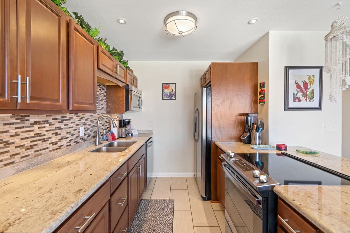 Condo in Kailua-Kona · ★4.8 · 2 bedrooms · 2 beds · 2 private baths - Photo 4