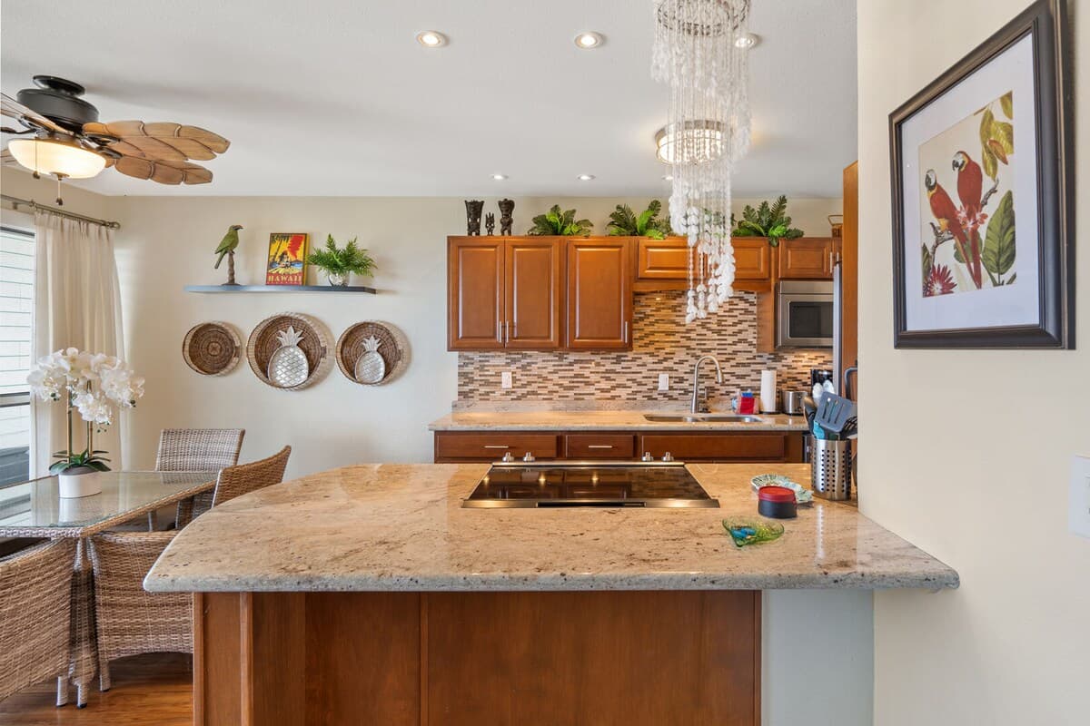 Condo in Kailua-Kona · ★4.8 · 2 bedrooms · 2 beds · 2 private baths - Photo 2