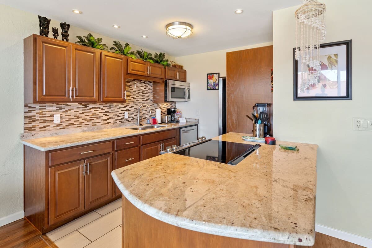 Condo in Kailua-Kona · ★4.8 · 2 bedrooms · 2 beds · 2 private baths - Photo 3