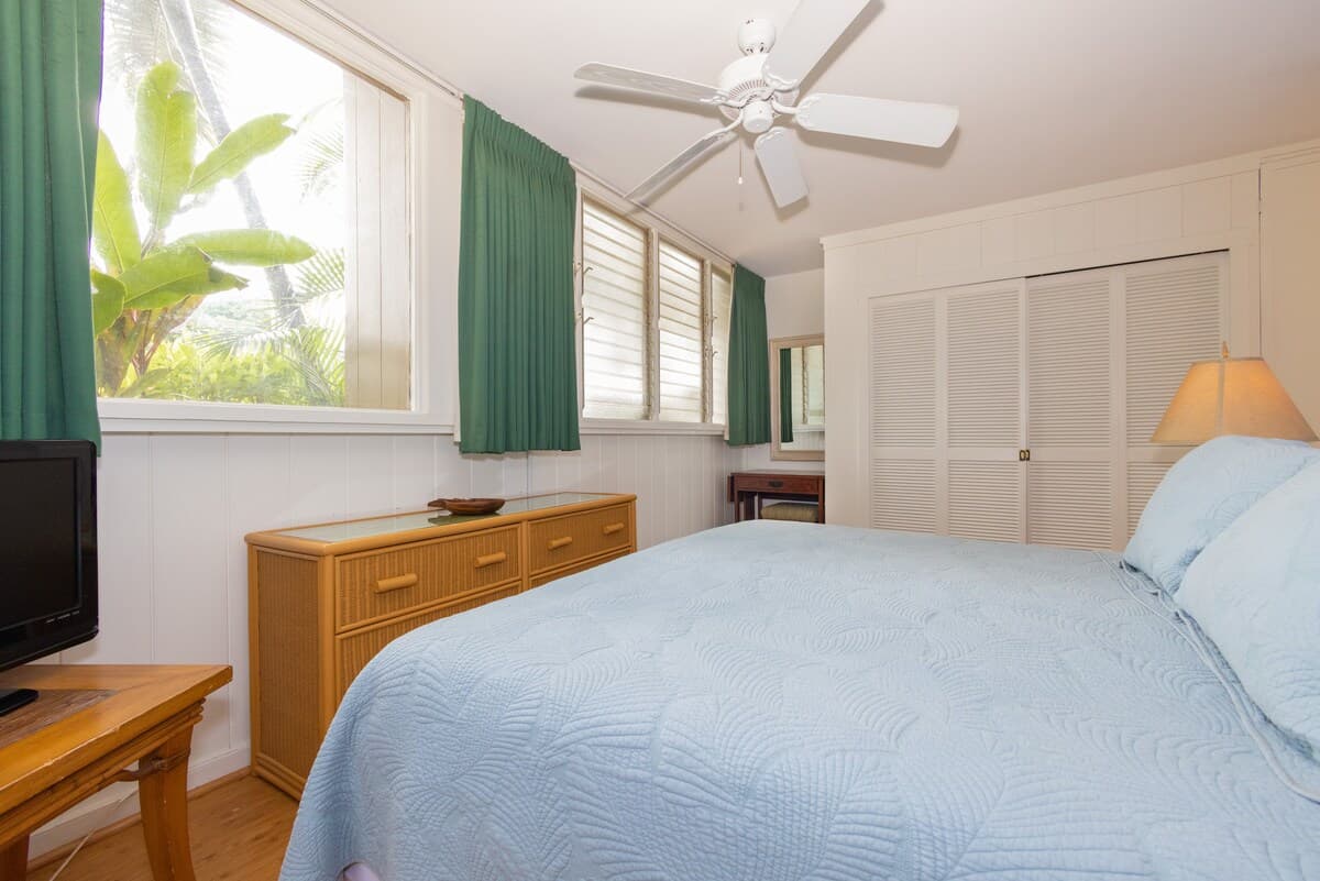 Condo in Lahaina · ★4.79 · 2 bedrooms · 3 beds · 1 private bath - Photo 2