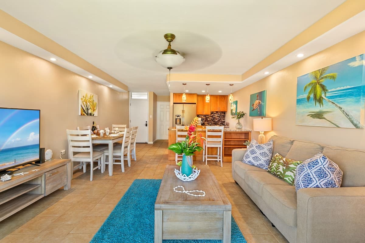 Condo in Lahaina · ★4.69 · 1 bedroom · 2 beds · 1 private bath - Photo 4