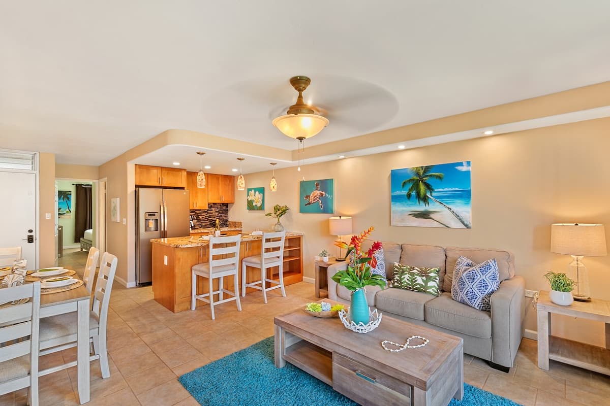 Condo in Lahaina · ★4.69 · 1 bedroom · 2 beds · 1 private bath - Photo 5