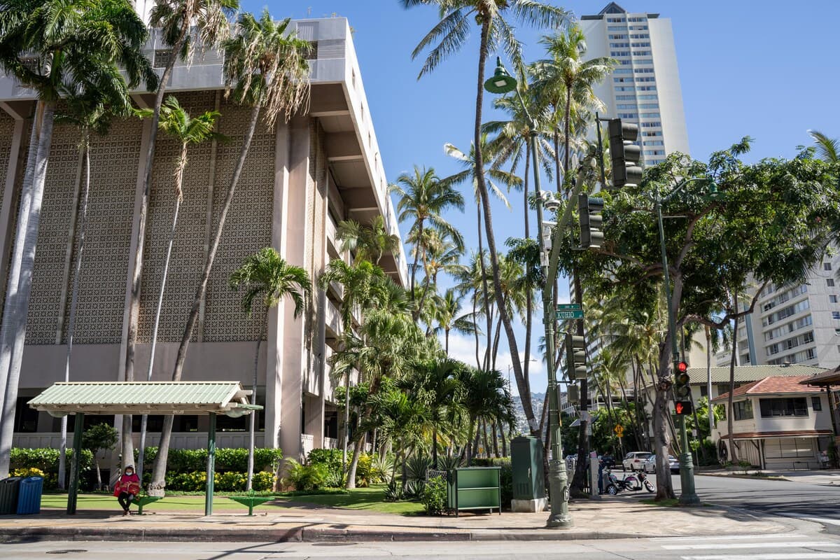 Condo in Honolulu · ★4.24 · 1 bedroom · 2 beds · 1 shared bath - Photo 4