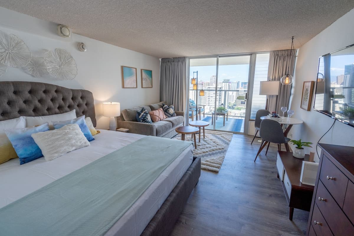 Condo in Honolulu · ★4.24 · 1 bedroom · 2 beds · 1 shared bath - Photo 1