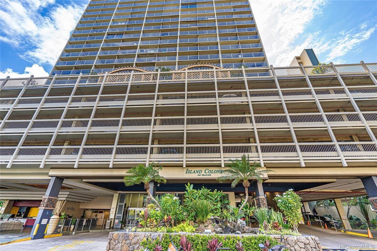 Condo in Honolulu · ★4.24 · 1 bedroom · 2 beds · 1 shared bath - Photo 2