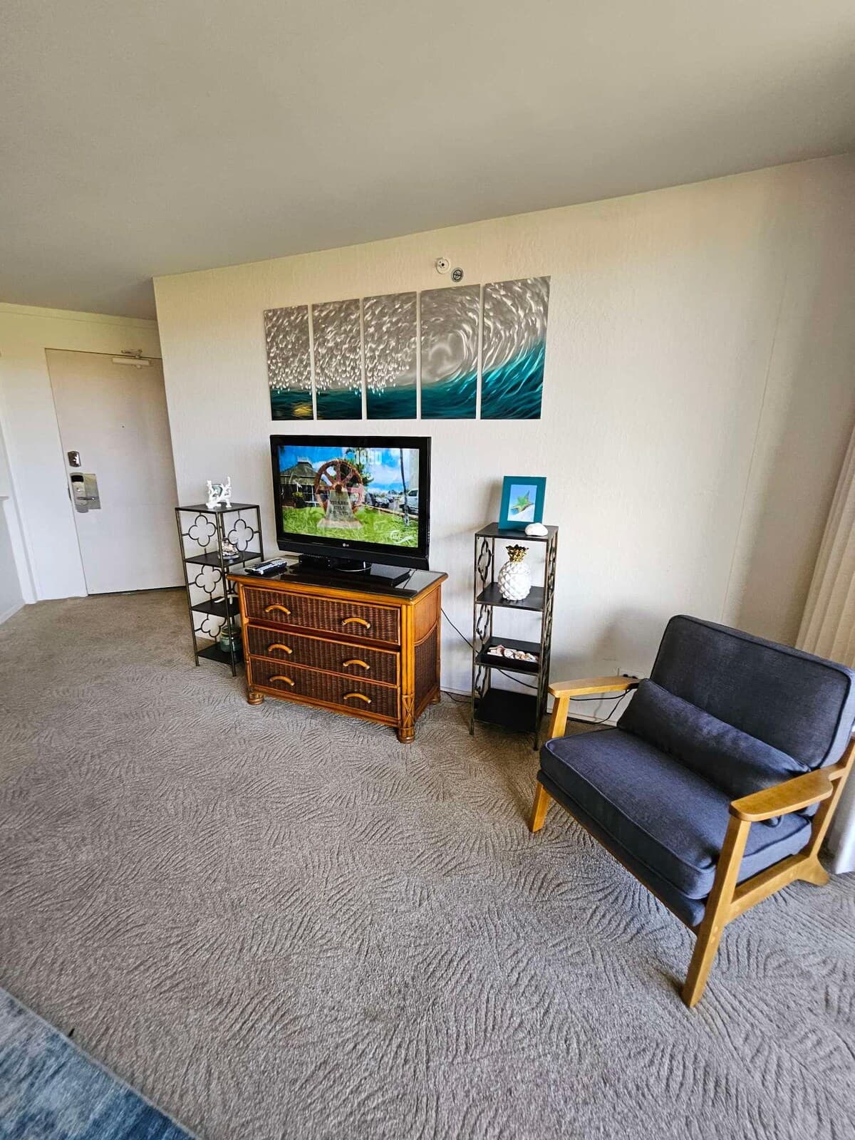 Condo in Lahaina · ★4.57 · 1 bedroom · 2 beds · 1 bath - Photo 4
